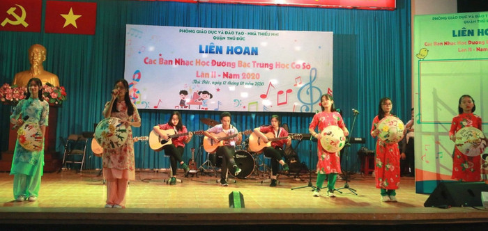 Nhóm nhạc của Trường trung học cơ sở Bình Chiểu với bài Quê tôi. Ảnh: Cẩm Vân.