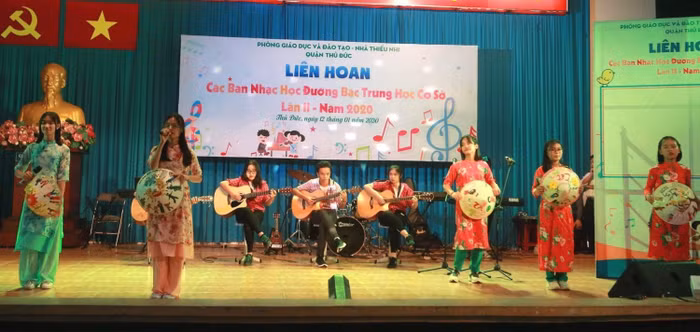 Nhóm nhạc của Trường trung học cơ sở Bình Chiểu với bài Quê tôi. Ảnh: Cẩm Vân.