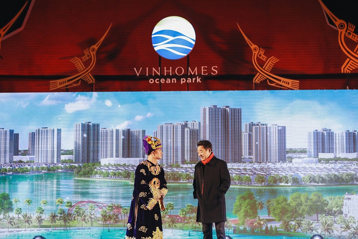 “Có Vinmec rồi, 5 sao + hẳn hoi, đi mấy bước là tới. Vợ ta đau phát là hai vợ chồng đi bộ qua đường đẻ luôn”- “Anh Hoàng Vinhomes” nói. “Có Vinmec rồi, 5 sao + hẳn hoi, đi mấy bước là tới. Vợ ta đau phát là hai vợ chồng đi bộ qua đường đẻ luôn”- “Anh Hoàng Vinhomes” nói.