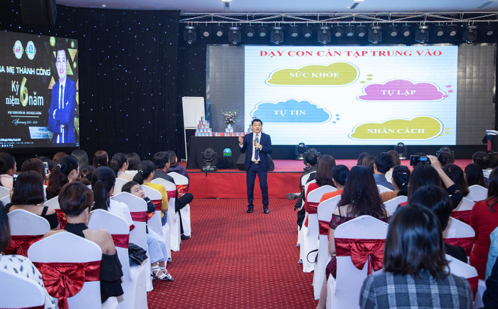 Đào Ngọc Cường nổi tiếng với khóa diễn thuyết về Bí quyết nuôi dạy con thành công. Đào Ngọc Cường nổi tiếng với khóa diễn thuyết về Bí quyết nuôi dạy con thành công.