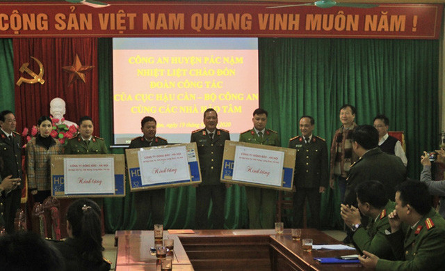 Thiếu tướng Lê Văn Hải, Cục trưởng Cục Hậu cần Bộ Công an tặng quà cho lực lượng Công an xã. Thiếu tướng Lê Văn Hải, Cục trưởng Cục Hậu cần Bộ Công an tặng quà cho lực lượng Công an xã.