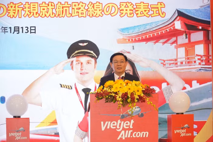 Uỷ viên Bộ Chính trị, Phó Thủ tướng Chính phủ Vương Đình Huệ chúc mừng Vietjet công bố các đường bay mới tới Nhật Bản.