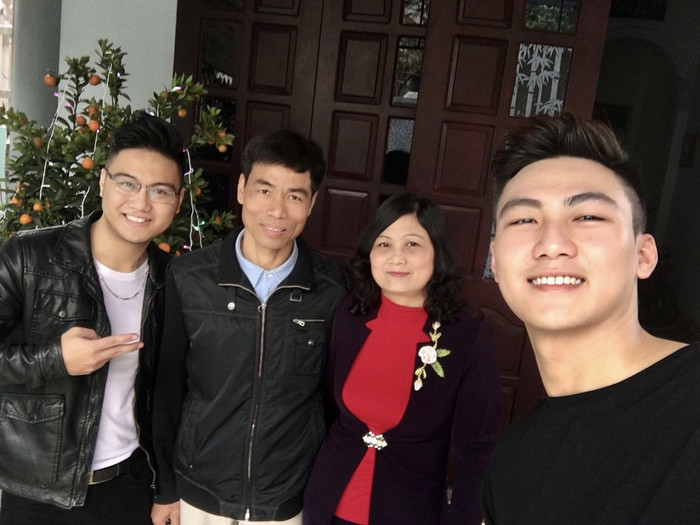 Mạc Trung Kiên luôn sum vầy cùng cùng gia đình trong những dịp Tết. Mạc Trung Kiên luôn sum vầy cùng cùng gia đình trong những dịp Tết.