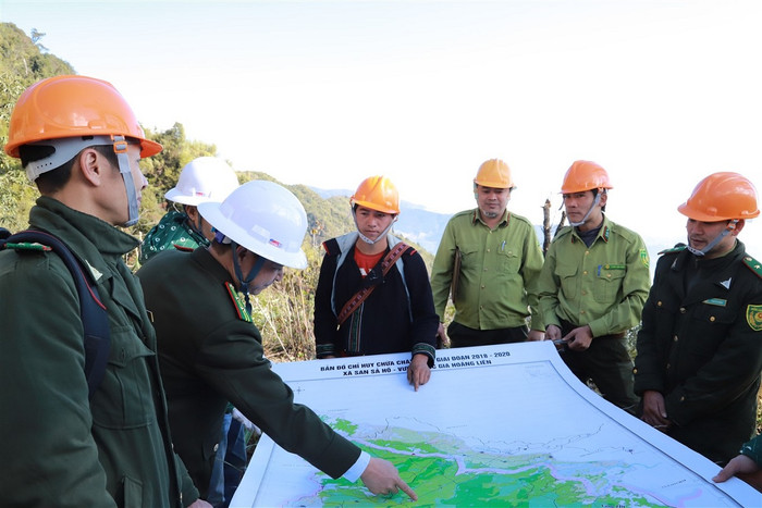 Ông Nguyễn Hữu Hạnh chỉ đạo diễn tập phòng cháy chữa cháy rừng Hoàng Liên.