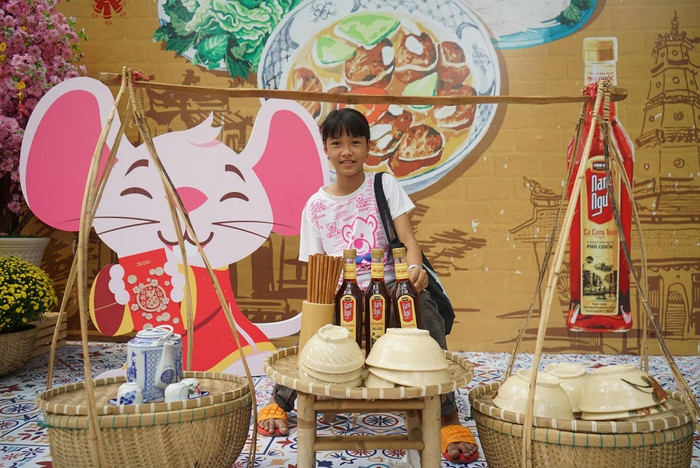 Khách tham quan chụp hình với khu vực tiểu cảnh ba miền.