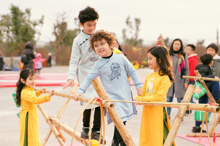 Tại Lễ hội hoa xuân 2020, các bé còn được thoả sức trải nghiệm các trò chơi dân gian như đi cầu kiều, bịt mặt đánh trống, nhảy bao bố. Tại Lễ hội hoa xuân 2020, các bé còn được thoả sức trải nghiệm các trò chơi dân gian như đi cầu kiều, bịt mặt đánh trống, nhảy bao bố.