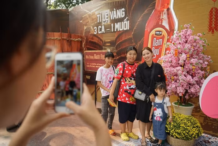 Khách tham quan thích thú tham quan và chụp ảnh tại gian hàng.