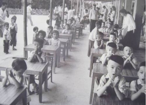 Lớp học thời chiến được tổ chức ở sân kho, sân đình và cả hầm trú ẩn. (Ảnh minh họa: TTXVN). Lớp học thời chiến được tổ chức ở sân kho, sân đình và cả hầm trú ẩn. (Ảnh minh họa: TTXVN).
