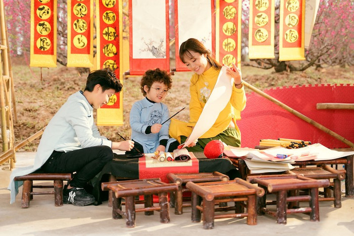 Những chiếc áo dài thiết kế thoải mái từ K's closet giúp các bé tự tin vui chơi, tiếp nhận các giá trị văn hoá truyền thông mà vẫn rất thời trang. Những chiếc áo dài thiết kế thoải mái từ K's closet giúp các bé tự tin vui chơi, tiếp nhận các giá trị văn hoá truyền thông mà vẫn rất thời trang.