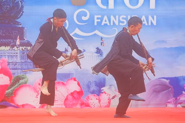 Những nghệ nhân múa khèn tài hoa nhất Sa Pa, Lai Châu, Yên Bái, Hà Giang tụ hội về đây tranh tài trong Lễ hội Khèn hoa Fansipan 2020.