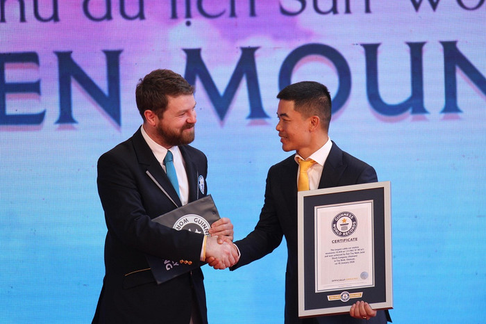 Lễ trao Giấy chứng nhận Nhà ga cáp treo lớn nhất thế giới cho Gà Bà Đen. Lễ trao Giấy chứng nhận Nhà ga cáp treo lớn nhất thế giới cho Gà Bà Đen.