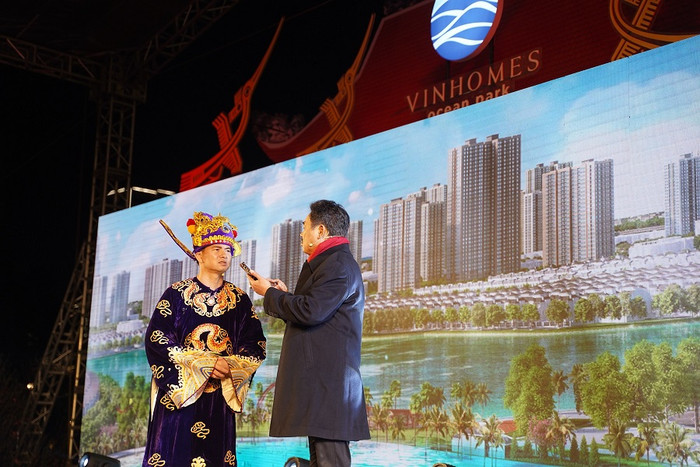 “Dùng Vsmart Live là người ta biết ngay mình có nhà ở Vinhomes”. “Dùng Vsmart Live là người ta biết ngay mình có nhà ở Vinhomes”.