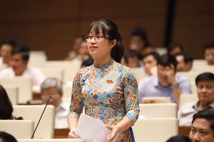Đại biểu Quốc hội Đặng Thị Phương Thảo – Đoàn đại biểu Quốc hội tỉnh Nam Định phát biểu thảo luận tại hội trường. Ảnh: Qaang Vinh