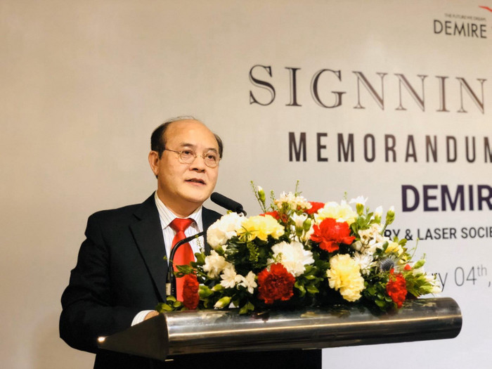 Giáo sư, Tiến sĩ Nguyễn Tài Sơn - Phó chủ tịch thường trực hội VSAPS, Chủ tịch hội nghị Thẩm mỹ VSAPS - Demire 2020 phát biểu khai mạc. Giáo sư, Tiến sĩ Nguyễn Tài Sơn - Phó chủ tịch thường trực hội VSAPS, Chủ tịch hội nghị Thẩm mỹ VSAPS - Demire 2020 phát biểu khai mạc.