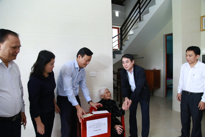 Ông Nghiêm Xuân Thành – Bí thư Đảng ủy, Chủ tịch Hội đồng quản trị Vietcombank (thứ 2 từ phải sang) cùng các đ/c lãnh đạo tỉnh Hà Tĩnh đến thăm, chúc Tết Mẹ Việt Nam Anh hùng Cao Thị Huệ tại thôn Tây Hà, xã Tân Mỹ Hà.