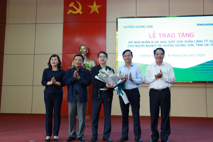 Ông Nghiêm Xuân Thành – Bí thư Đảng ủy, Chủ tịch Hội đồng quản trị Vietcombank (đứng giữa) nhận hoa từ các đ/c lãnh đạo tỉnh Hà Tĩnh cảm ơn những đóng góp của Vietcombank cho công tác an sinh xã hội trên địa bản tỉnh Hà Tĩnh thời gian qua.