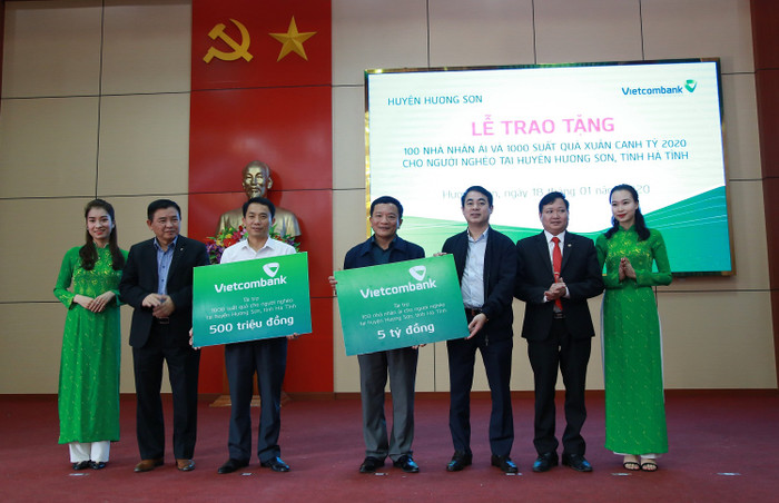 Ông Nghiêm Xuân Thành – Bí thư Đảng ủy, Chủ tịch Hội đồng quản trị Vietcombank (thứ 3 từ phải sang) trao số tiền 5 tỷ đồng ủng hộ của Vietcombank để xây dựng 100 căn nhà nhân ái cho hộ gia đình nghèo tại huyện Hương Sơn, tỉnh Hà Tĩnh; ông Trần Phúc Cường - Phó Chủ tịch thường trực Công đoàn Vietcombank trao 100 suất quà Tết trị giá 500 triệu đồng cho hộ nghèo, hộ cận nghèo trên địa bàn huyện Hương Sơn, tỉnh Hà Tĩnh.