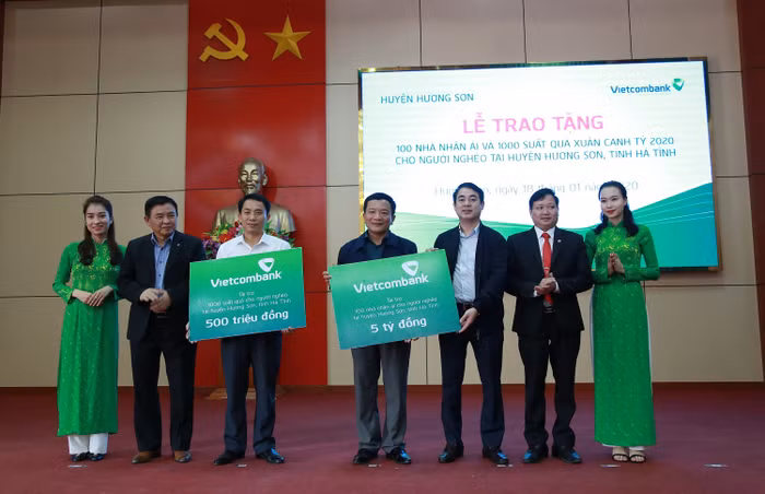 Ông Nghiêm Xuân Thành – Bí thư Đảng ủy, Chủ tịch Hội đồng quản trị Vietcombank (thứ 3 từ phải sang) trao số tiền 5 tỷ đồng ủng hộ của Vietcombank để xây dựng 100 căn nhà nhân ái cho hộ gia đình nghèo tại huyện Hương Sơn, tỉnh Hà Tĩnh; ông Trần Phúc Cường - Phó Chủ tịch thường trực Công đoàn Vietcombank trao 100 suất quà Tết trị giá 500 triệu đồng cho hộ nghèo, hộ cận nghèo trên địa bàn huyện Hương Sơn, tỉnh Hà Tĩnh.