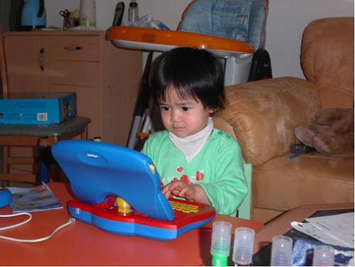 Thanh Mai 2 tuổi đã say mê các chương trình học trên máy tính cho trẻ lên 6.