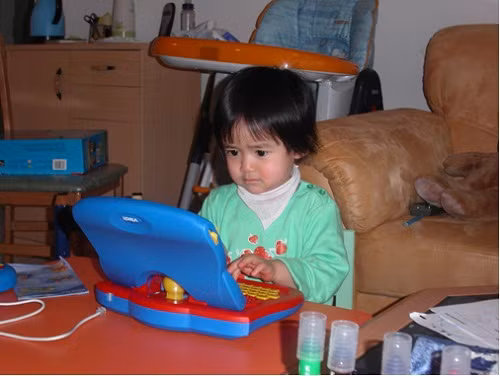 Thanh Mai 2 tuổi đã say mê các chương trình học trên máy tính cho trẻ lên 6. Thanh Mai 2 tuổi đã say mê các chương trình học trên máy tính cho trẻ lên 6.