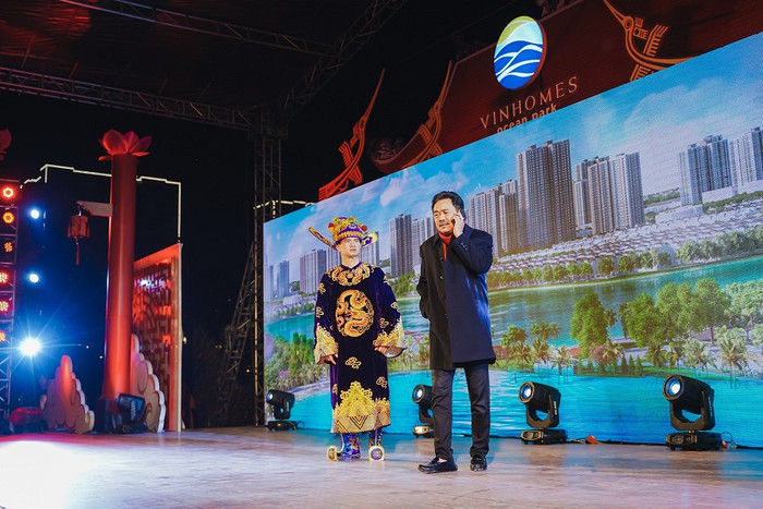 “Có nhà ở hạ giới - chốn bồng lai nơi hạ giới đây rồi. Về gì mà về nữa". “Có nhà ở hạ giới - chốn bồng lai nơi hạ giới đây rồi. Về gì mà về nữa".