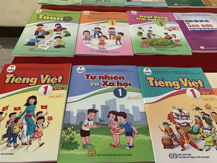 Ngày 22/11, Bộ Giáo dục và Đào tạo chính thức công bố 32 cuốn sách giáo khoa lớp 1 được Bộ trưởng Bộ Giáo dục và Đào tạo phê duyệt lựa chọn cho chương trình giáo dục phổ thông mới. Ảnh: Thùy Linh Ngày 22/11, Bộ Giáo dục và Đào tạo chính thức công bố 32 cuốn sách giáo khoa lớp 1 được Bộ trưởng Bộ Giáo dục và Đào tạo phê duyệt lựa chọn cho chương trình giáo dục phổ thông mới. Ảnh: Thùy Linh