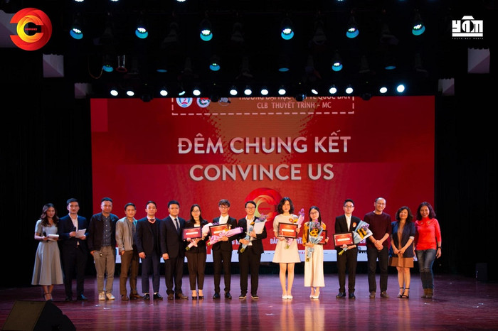 Các bạn thí sinh đạt giải và ban giám khảo.