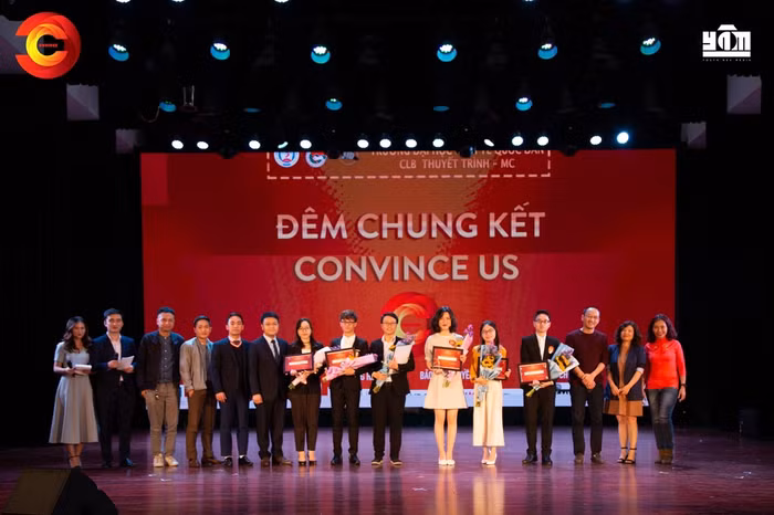 Các bạn thí sinh đạt giải và ban giám khảo.