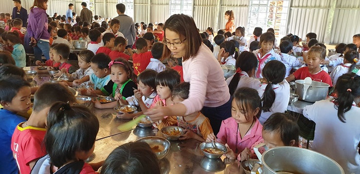 Bếp ăn được dựng lên khang trang là nỗ lực không mệt mỏi của thầy và trò Trường Vàng Đán (Ảnh: Lại Cường) Bếp ăn được dựng lên khang trang là nỗ lực không mệt mỏi của thầy và trò Trường Vàng Đán (Ảnh: Lại Cường)