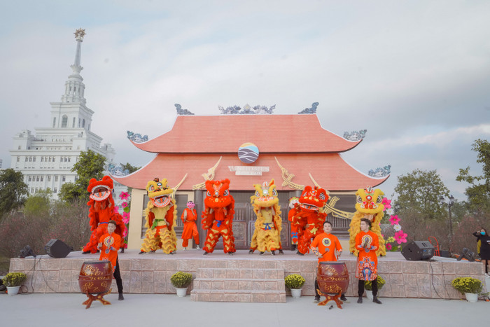 Các hoạt động biểu diễn nghệ thuật dân gian được đầu tư bài bản. Các hoạt động biểu diễn nghệ thuật dân gian được đầu tư bài bản.