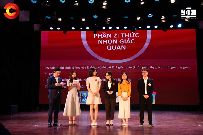 Các bạn sinh viên tới tham dự đêm Chung kết Convince Us.