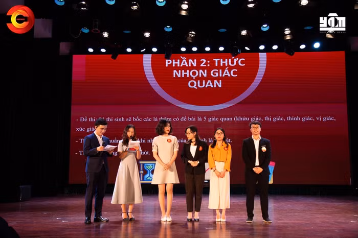 Các bạn sinh viên tới tham dự đêm Chung kết Convince Us.