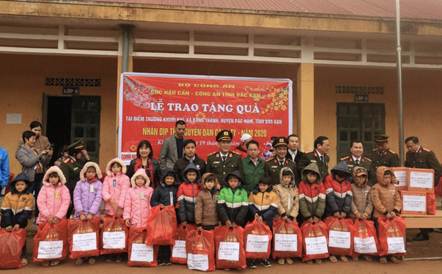 Tặng quà cho các em học sinh Khuổi Khí, Khuổi Luông, xã Bằng Thành. Tặng quà cho các em học sinh Khuổi Khí, Khuổi Luông, xã Bằng Thành.