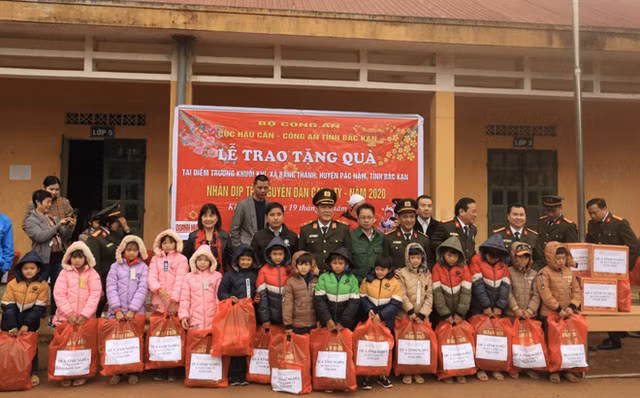 Tặng quà cho các em học sinh Khuổi Khí, Khuổi Luông, xã Bằng Thành.