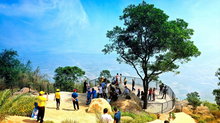 Từ cột mốc 986m có thể thu cả Tây Ninh trong tầm mắt. Từ cột mốc 986m có thể thu cả Tây Ninh trong tầm mắt.