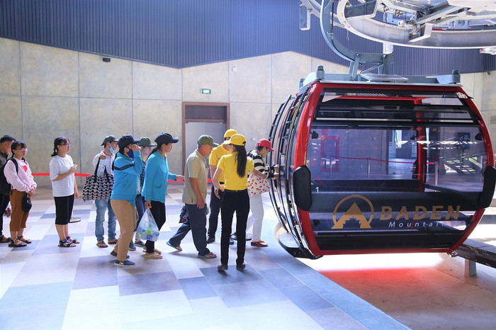 Du khách xếp hàng lên cáp treo khám phá danh thắng núi Bà Đen. Du khách xếp hàng lên cáp treo khám phá danh thắng núi Bà Đen.