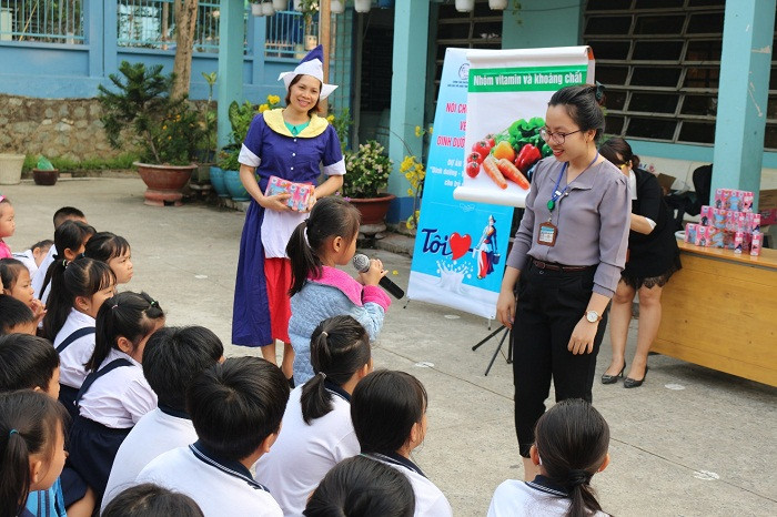 Tập đoàn FrieslandCampina luôn nỗ lực nâng cao chất lượng cuộc sống của người dân không chỉ bằng những sản phẩm dinh dưỡng mà còn đóng góp tích cực vào các hoạt động cộng đồng, đặc biệt là hoạt động dành cho phụ nữ và trẻ em. Tập đoàn FrieslandCampina luôn nỗ lực nâng cao chất lượng cuộc sống của người dân không chỉ bằng những sản phẩm dinh dưỡng mà còn đóng góp tích cực vào các hoạt động cộng đồng, đặc biệt là hoạt động dành cho phụ nữ và trẻ em.