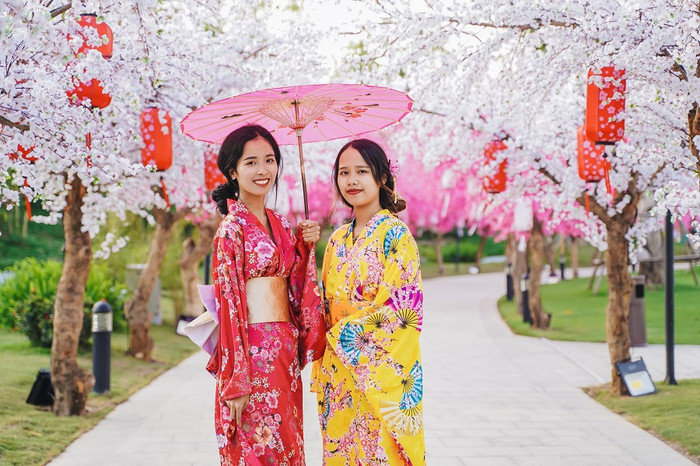 Các cư dân có thể thoả thích diện trang phục truyền thống Nhật Bản do Ban tổ chức chuẩn bị sẵn để check-in tại lễ hội.