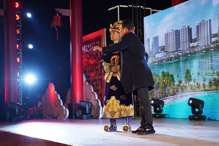 Ngọc Hoàng và các Táo vi hành quên lối về ở “đảo hoa đào” ảnh 6 Ngọc Hoàng và các Táo vi hành quên lối về ở “đảo hoa đào” ảnh 6