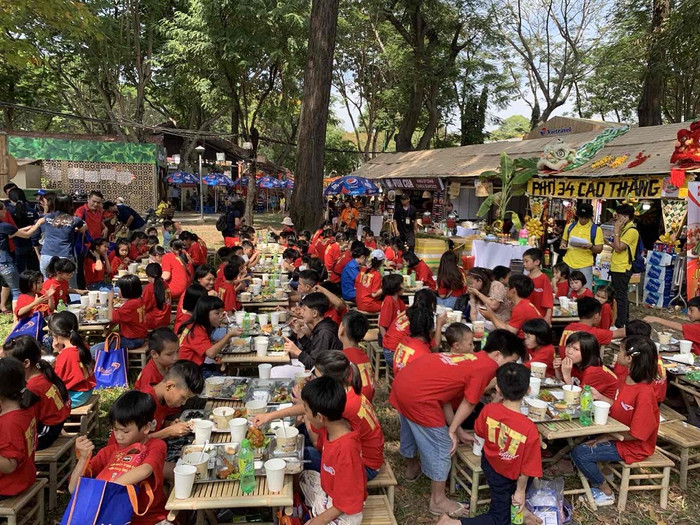Các em thưởng thức ẩm thực truyền thống ngay trong khuôn viên lễ hội. Các em thưởng thức ẩm thực truyền thống ngay trong khuôn viên lễ hội.