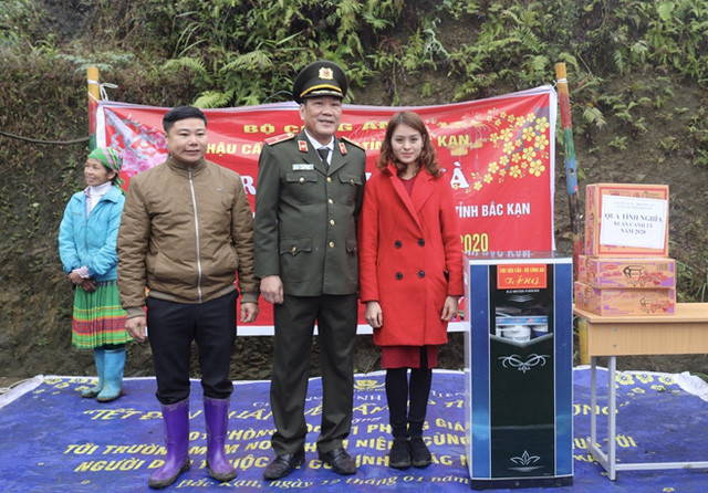 Thiếu tướng Lê Văn Hải, Cục trưởng Cục Hậu cần Bộ Công an tặng quà cho điểm trường Thôm Niêng, xã Cổ Linh. Thiếu tướng Lê Văn Hải, Cục trưởng Cục Hậu cần Bộ Công an tặng quà cho điểm trường Thôm Niêng, xã Cổ Linh.