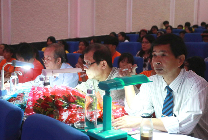 Ban giám khảo đang tập trung chấm điểm cho các nhóm nhạc. Ảnh: Cẩm Vân.