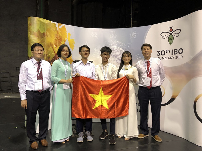 Trong kỳ thi Olympic Sinh học quốc tế năm 2019, đoàn Việt Nam cả 4/4 thí sinh dự thi đều đoạt huy chương, gồm: 1 Huy chương Bạc và 3 Huy chương Đồng (Ngồn ảnh: Bộ Giáo dục và Đào tạo) Trong kỳ thi Olympic Sinh học quốc tế năm 2019, đoàn Việt Nam cả 4/4 thí sinh dự thi đều đoạt huy chương, gồm: 1 Huy chương Bạc và 3 Huy chương Đồng (Ngồn ảnh: Bộ Giáo dục và Đào tạo)