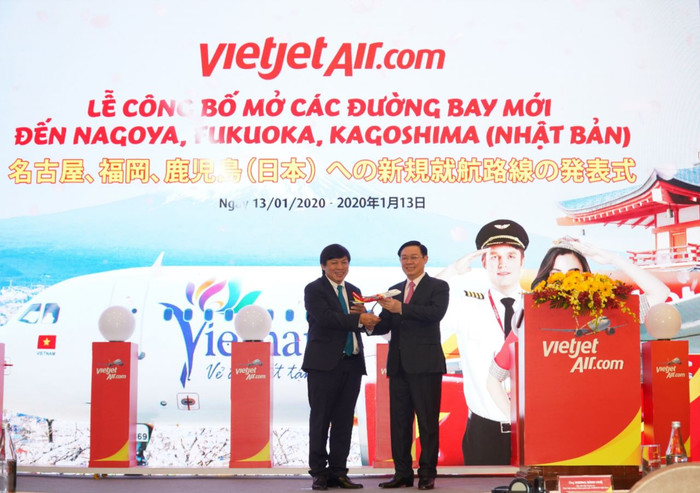 Phó Chủ tịch Hội đồng quản trị Vietjet - ông Nguyễn Thanh Hùng cảm ơn các cơ quan chính phủ hai nước đã ủng hộ Vietjet trong hành trình mở rộng mạng bay. Phó Chủ tịch Hội đồng quản trị Vietjet - ông Nguyễn Thanh Hùng cảm ơn các cơ quan chính phủ hai nước đã ủng hộ Vietjet trong hành trình mở rộng mạng bay.