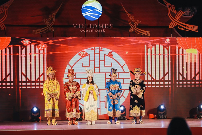 Show diễn quy tụ các nghệ hài nổi tiếng Việt Nam, hoạt động điểm nhấn trong khuôn khổ lễ hội hoa "Đào phúc lộc" dành riêng cho cư dân Vinhomes. Show diễn quy tụ các nghệ hài nổi tiếng Việt Nam, hoạt động điểm nhấn trong khuôn khổ lễ hội hoa "Đào phúc lộc" dành riêng cho cư dân Vinhomes.