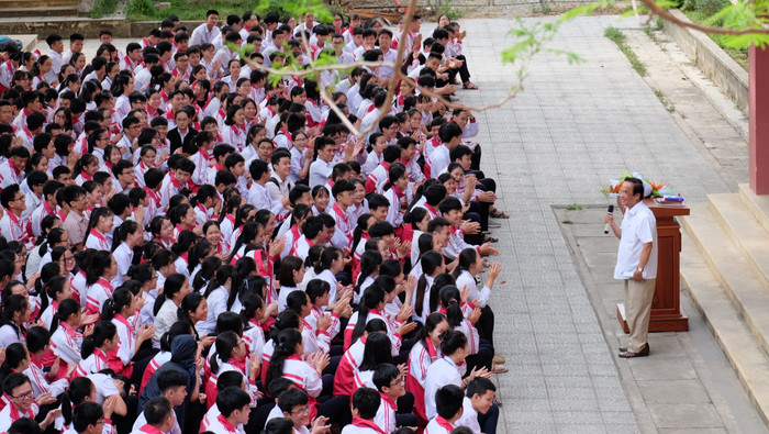 Học sinh Trường chuyên Lê Quý Đôn (Đông hà, Quảng Trị) được truyền cảm hứng từ Giáo sư Nguyễn Lân Dũng. Ảnh: Lại Cường. Học sinh Trường chuyên Lê Quý Đôn (Đông hà, Quảng Trị) được truyền cảm hứng từ Giáo sư Nguyễn Lân Dũng. Ảnh: Lại Cường.