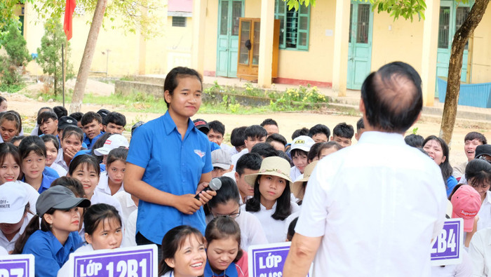 Các em học sinh người dân tộc Vân Kiều gửi tới Giáo sư nguyễn Lân Dũng lời chia sẻ, trăn trở và ước mơ làm giàu cho quê hương. Ảnh: Lại Cường Các em học sinh người dân tộc Vân Kiều gửi tới Giáo sư nguyễn Lân Dũng lời chia sẻ, trăn trở và ước mơ làm giàu cho quê hương. Ảnh: Lại Cường