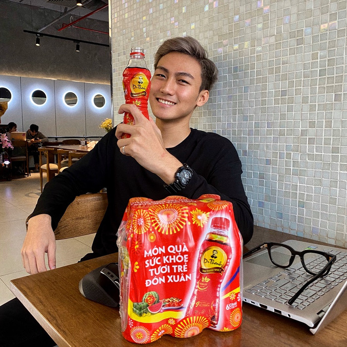 Mạc Trung Kiên lựa chọn Trà Thanh Nhiệt Dr Thanh làm quà biếu gia đình để thanh nhiệt cơ thể ngày Tết. Mạc Trung Kiên lựa chọn Trà Thanh Nhiệt Dr Thanh làm quà biếu gia đình để thanh nhiệt cơ thể ngày Tết.