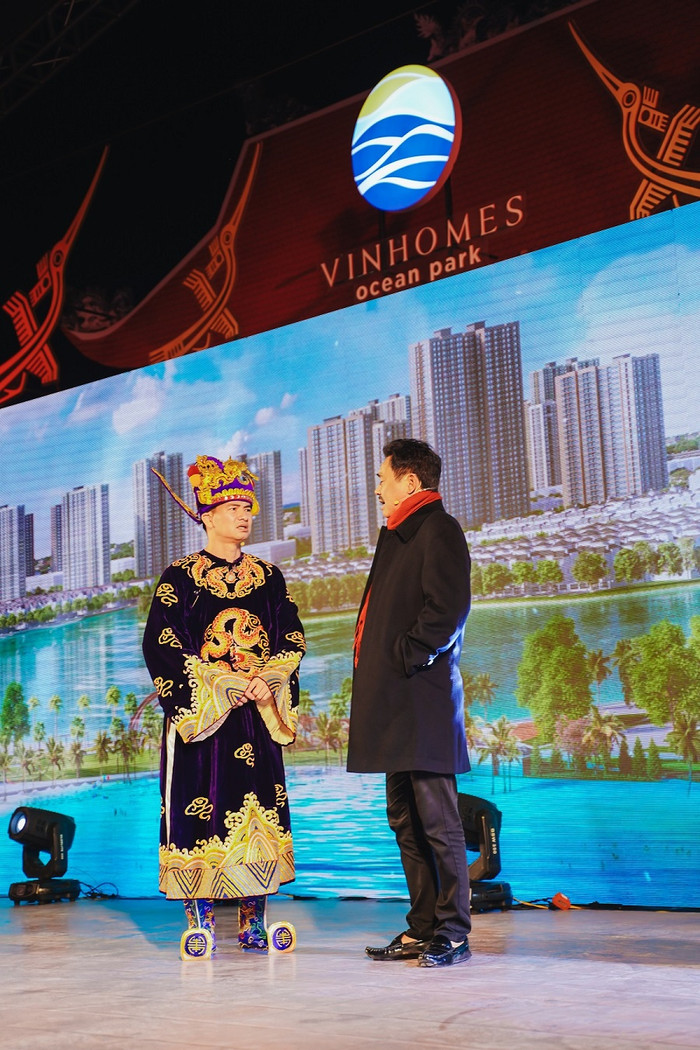 Ngọc Hoàng đâu không thấy, chỉ thấy ông chú “Hoàng Vinhomes” phong độ, lịch lãm. Ngọc Hoàng đâu không thấy, chỉ thấy ông chú “Hoàng Vinhomes” phong độ, lịch lãm.