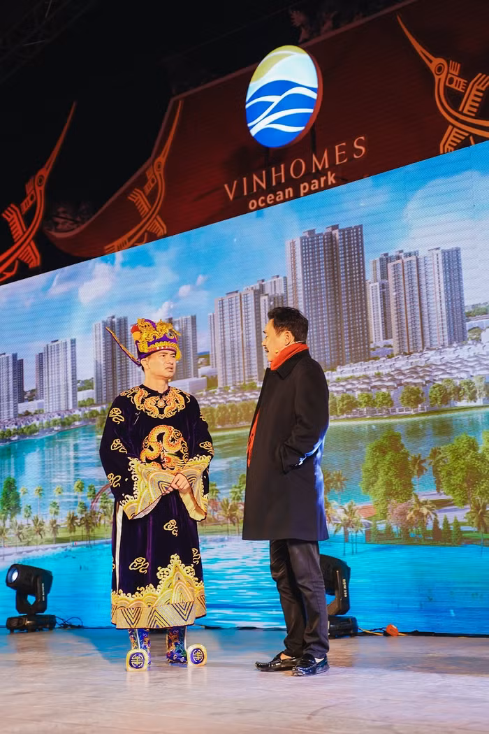 Ngọc Hoàng đâu không thấy, chỉ thấy ông chú “Hoàng Vinhomes” phong độ, lịch lãm.